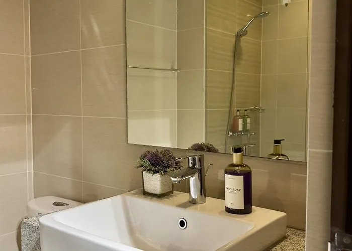 Apartahotel Stylish 1br With Balcony Inside Bgc At Uptown Parksuites - 20d